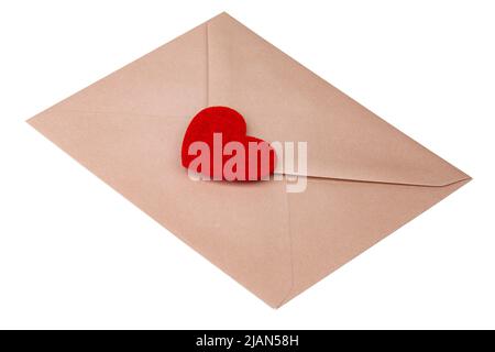 Busta marrone artigianale con cuore feltro isolato su sfondo bianco Foto Stock
