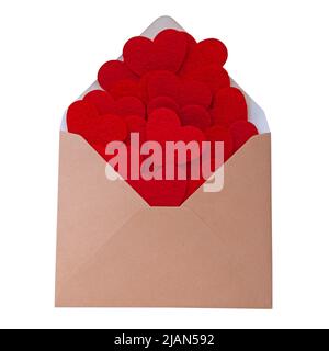 Busta marrone artigianale con cuore feltro isolato su sfondo bianco Foto Stock