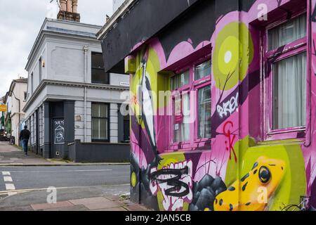 Street art ha affrontato i graffiti tag su Islingword Road, nel quartiere di Hannover di Brighton Foto Stock