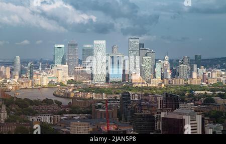 Grattacieli lungo lo skyline di Canary Wharf, il quartiere finanziario di Londons con il Tamigi nel primo piano del Regno Unito Foto Stock