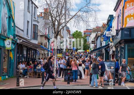 Una tipica scena del sabato affollata su Gloucester Road nella popolare North Laine di Brighton Foto Stock