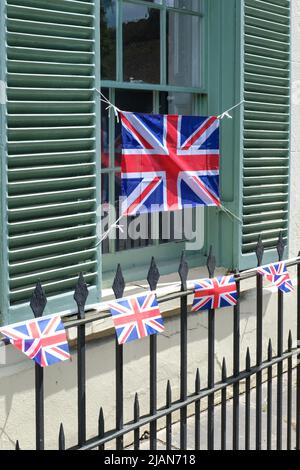 Union Flag in mostra all'esterno di una grande casa a Wilton per celebrare il Giubileo del platino della regina HM. Giugno 2022 Foto Stock