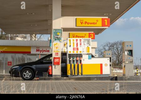 Royal Dutch Shell distributore di benzina, pompe di gas vista laterale. Potenza V shell. Gas, settore benzina, prezzi del gas, concetto editoriale di risparmio di carburante, Foto Stock