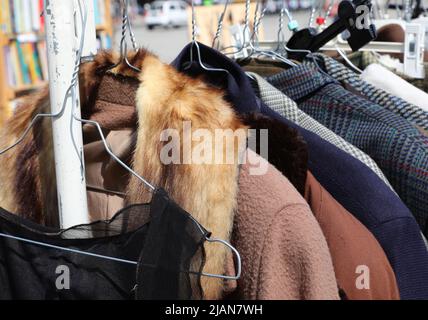 vendita libera di molti abiti e pellicce vintage in vendita nel mercato delle pulci Foto Stock