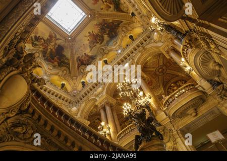 Parigi, Francia, marzo 31 2017: Vista interna dell'Opera National de Paris Garnier, Francia. E' stato costruito dal 1861 al 1875 per il Teatro dell'Opera di Parigi Foto Stock