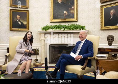 Washington, Stati Uniti. 31st maggio 2022. Il presidente Joe Biden incontra il primo ministro neozelandese Jacinda Ardern nell'ufficio ovale della Casa Bianca a Washington, DC martedì 31 maggio 2022. Pool Photo by Doug Mills/UPI Credit: UPI/Alamy Live News Foto Stock