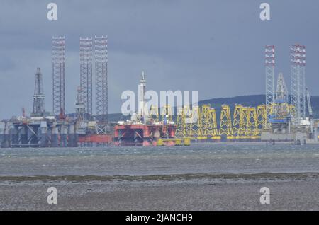 CROMARTY FIRTH, SCOZIA, Regno Unito - 25 maggio 2022 - piattaforme petrolifere per turbine eoliche offshore nel cantiere di Nigg nel Cromarty Firth Foto Stock