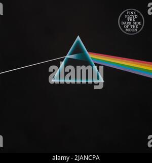 Milano, l'omaggio ai Pink FLoyd: luci arcobaleno per i 50 anni dell'album The Dark Side of the Moon