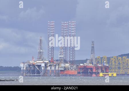 CROMARTY FIRTH, SCOZIA, Regno Unito - 25 maggio 2022 - piattaforme petrolifere per turbine eoliche offshore nel cantiere di Nigg nel Cromarty Firth Foto Stock