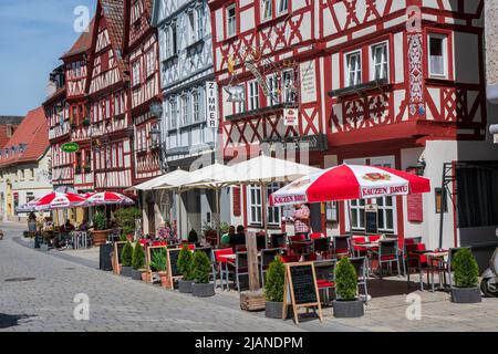 Die historische Altstadt von Ochsenfurt in Unterfranken am Main mit malerischen Gebäuden innerhalb der Stadtmauer Foto Stock