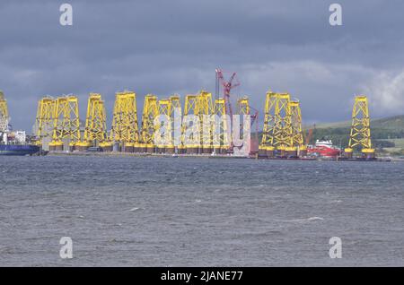 CROMARTY FIRTH, SCOZIA, Regno Unito - 25 maggio 2022 - piattaforme petrolifere per turbine eoliche offshore nel cantiere di Nigg nel Cromarty Firth Foto Stock