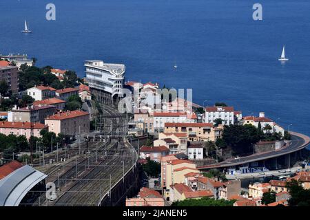 La città di confine francese di Cerbere una città ferroviaria dei Pirenei Orientali sul broder tra la Francia e la Spagna Foto Stock