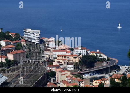 La città di confine francese di Cerbere una città ferroviaria dei Pirenei Orientali sul broder tra la Francia e la Spagna Foto Stock