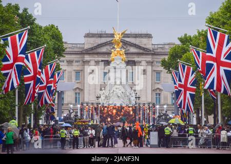 Londra, Regno Unito. 31st maggio 2022. La folla scende sul Mall mentre il Giubileo del platino della Regina si prepara vicino al completamento a Buckingham Palace, segnando il 70th anniversario dell'adesione della Regina al trono. Vari eventi si svolgeranno nel corso di un fine settimana speciale prolungato dal 2nd al 5th giugno. Credit: SOPA Images Limited/Alamy Live News Foto Stock