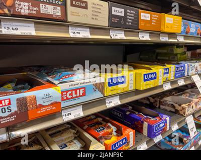 Mill Creek, WA USA - circa Maggio 2022: Vista ad angolo di una varietà di barrette di muesli e proteine in vendita all'interno di un mercato cittadino e di campagna. Foto Stock