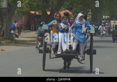 Lahore, Pakistan. 31st maggio 2022. Gli studenti pakistani di bambina in viaggio a casa dopo la scuola come governo del Punjab hanno annunciato vacanze estive dal 01 giugno al 31st luglio attraverso il Punjab a Lahore. (Foto di Rana Sajid Hussain/Pacific Press) Credit: Pacific Press Media Production Corp./Alamy Live News Foto Stock