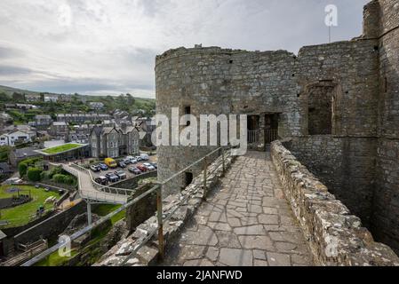 Il castello di Harlech è un edificio di prima categoria e un sito patrimonio dell'umanità dell'UNESCO sulla costa del Galles del Nord. Vista sulla città da accanto alla casa di controllo. Foto Stock