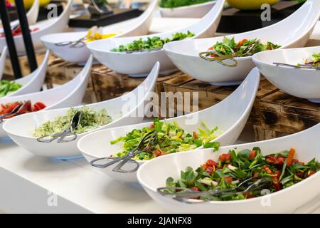 Salad bar con verdure fresche a buffet in tutto l'hotel Foto Stock