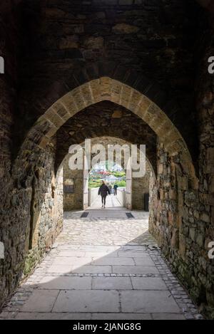 Il castello di Harlech è un edificio di prima categoria e un sito patrimonio dell'umanità dell'UNESCO sulla costa del Galles del Nord. Vista dalla gatehouse. Foto Stock