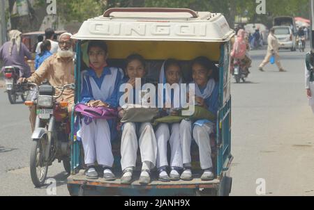 Lahore, Punjab, Pakistan. 31st maggio 2022. Gli studenti pakistani di bambina in viaggio a casa dopo la scuola come governo del Punjab hanno annunciato vacanze estive dal 01 giugno al 31st luglio attraverso il Punjab a Lahore. (Credit Image: © Rana Sajid Hussain/Pacific Press via ZUMA Press Wire) Foto Stock