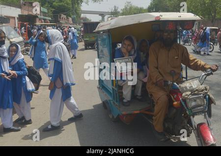 Lahore, Punjab, Pakistan. 31st maggio 2022. Gli studenti pakistani di bambina in viaggio a casa dopo la scuola come governo del Punjab hanno annunciato vacanze estive dal 01 giugno al 31st luglio attraverso il Punjab a Lahore. (Credit Image: © Rana Sajid Hussain/Pacific Press via ZUMA Press Wire) Foto Stock