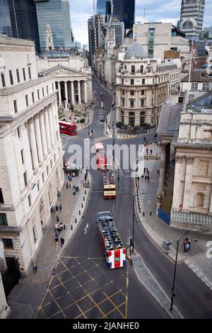 Vista est lungo Cornhill da Bank con la Masion House e il Royal Exchange con autobus di Londra e autobus scoperto che si snoda per le strade. Foto Stock