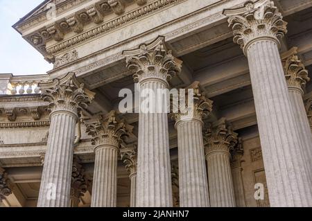 La Corte suprema degli Stati Uniti la costruzione di ingresso anteriore con una vista panoramica delle colonne e passi sotto il brillante sole estivo a Washington DC, Stati Uniti d'America Foto Stock