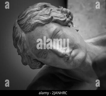 Testa di marmo bianco di giovane donna. Statua di una donna in stile antico. Antica scultura del volto di signora Foto Stock