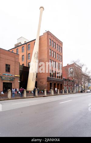 Louisville, Kentucky, USA - 28 dicembre 2021: Il museo e la fabbrica di Louisville Slugger a Louisville, Kentucky, USA Foto Stock