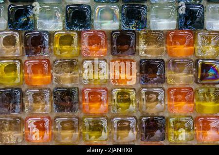 Moderno mosaico di piastrelle di vetro sfondo. Combinazione di motivi di colore per la decorazione. Texture piastrelle superficie del bagno o la cucina pavimento e pareti design decor Foto Stock