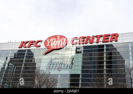 Louisville, KY, USA - 28 dicembre 2021: Primo piano di KFC Yum! L'indicazione centrale è mostrata a Louisville, Kentucky, USA. Foto Stock