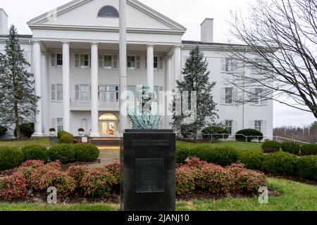 Louisville, Kentucky, USA - 28 dicembre 2021: Statua del colonnello Sanders a Yum! Sede centrale a Louisville, Kentucky, USA. Foto Stock