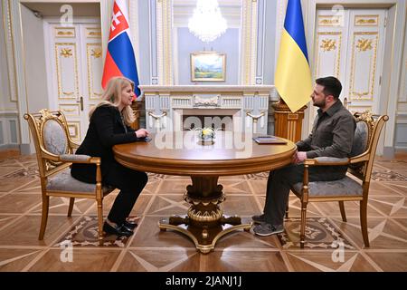 Kiev, Ucraina. 31st maggio 2022. Il presidente ucraino Volodymyr Zelenskyy, a destra, ospita un incontro bilaterale con il presidente slovacco Zuzana Caputova, al Palazzo Mariinsky, 31 maggio 2022 a Kiev, Ucraina. Credit: Ukraine Presidency/Ukrainian Presidential Press Office/Alamy Live News Foto Stock