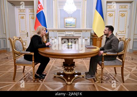 Kiev, Ucraina. 31st maggio 2022. Il presidente ucraino Volodymyr Zelenskyy, a destra, ospita un incontro bilaterale con il presidente slovacco Zuzana Caputova, al Palazzo Mariinsky, 31 maggio 2022 a Kiev, Ucraina. Credit: Ukraine Presidency/Ukrainian Presidential Press Office/Alamy Live News Foto Stock