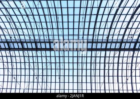 Sotto il tetto. Tetto in vetro con listelli bianchi sotto cielo blu luminoso Foto Stock