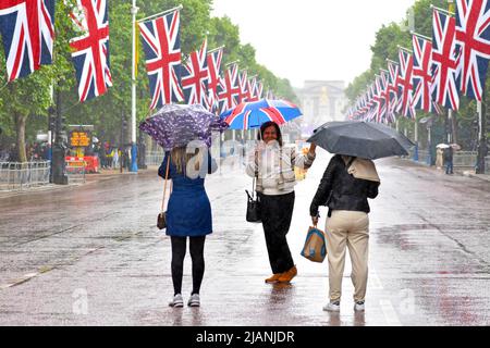 Londra, Regno Unito. 31st maggio 2022. West End occupato il Wet Martedì pomeriggio l'ultimo giorno di maggio. Il centro commerciale conduce a Buckingham Palace. Credit: JOHNNY ARMSTEAD/Alamy Live News Foto Stock