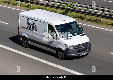 Power Service Mercedes-Benz Sprinter furgone in autostrada. Foto Stock