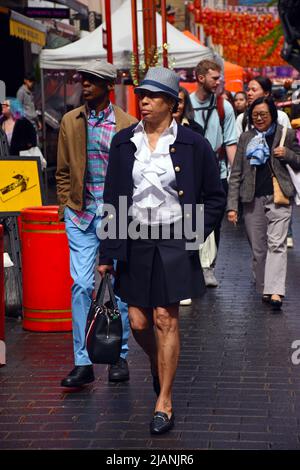 Londra, Regno Unito. 31st maggio 2022. West End occupato il Wet Martedì pomeriggio l'ultimo giorno di maggio. Gerrard Street a China Town. Credit: JOHNNY ARMSTEAD/Alamy Live News Foto Stock