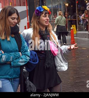 Londra, Regno Unito. 31st maggio 2022. West End occupato il Wet Martedì pomeriggio l'ultimo giorno di maggio. Credit: JOHNNY ARMSTEAD/Alamy Live News Foto Stock