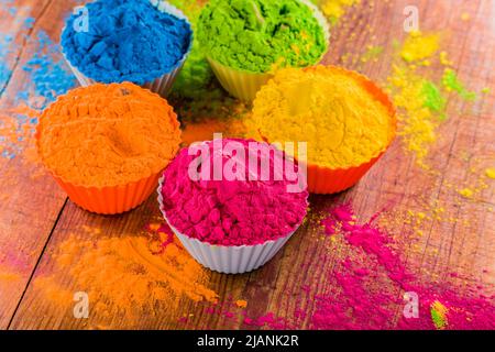 Vivid colorato Holi polvere colorante in CUPS. Profondità di campo. Foto Stock