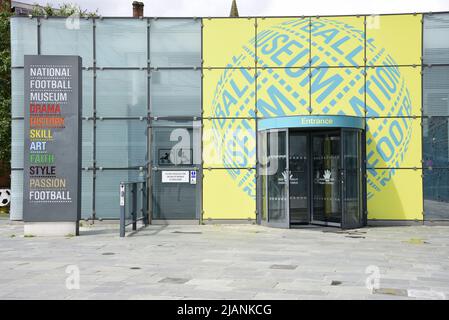 L'ingresso del National Football Museum nel centro di Manchester, Inghilterra, Regno Unito. Foto Stock