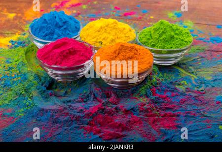 Polvere di colore Holi. Colori gulali biologici in ciotola per il festival Holi, tradizione indù festivo Foto Stock