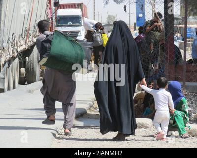 Nimroz, Afghanistan. 31st maggio 2022. I rifugiati afghani sono visti in un valico di frontiera nella provincia di Nimroz, Afghanistan, il 31 maggio 2022. Oltre 653.000 rifugiati afghani sono tornati o sono stati deportati in Afghanistan principalmente da paesi vicini dall'agosto 2021, secondo le cifre ufficiali del Ministero dei rifugiati e del rimpatrio. Credit: Mashal/Xinhua/Alamy Live News Foto Stock