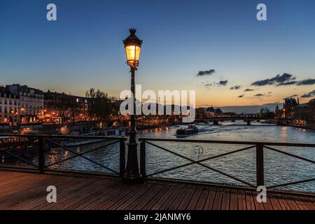 Lampada di strada Pont des Arts di notte. Parigi ponte senna con lanterna. Vista sul fiume al mattino Foto Stock