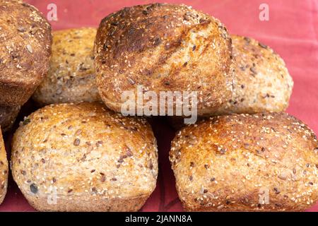 Una ricetta sana e molto semplice per il pane di grano saraceno vegano fatto senza glutine usando sesamo e girasole e semi di zucca. Cibo vegetariano Foto Stock