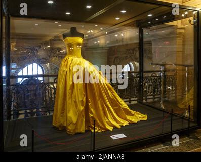 Parigi, Francia, marzo 31 2017: Mostra dei costumi d'Opera a Palais Garnier a Parigi. Francia. Fu costruito dal 1861 al 1875 per l'Opera di Parigi Foto Stock