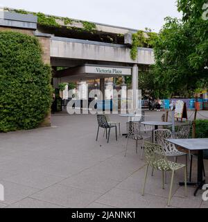 Richmond, Greater London, Inghilterra, maggio 18 2022: Royal Botanic Gardens Kew. Victoria Plaza e l'area dei ristoranti vicino all'entrata e all'uscita del Victoria Gate. Foto Stock