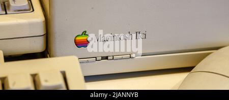 Istanbul, Turchia, marzo 2019: Primo piano il vecchio logo di Apple arcobaleno sul vecchio computer Macintosh. Museo Rahmi Koc Foto Stock