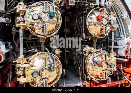 Istanbul, Turchia, 23 marzo 2019: Sala siluro su un tubo di lancio del siluro sottomarino da combattimento. Museo industriale Rahmi M. Koc Foto Stock