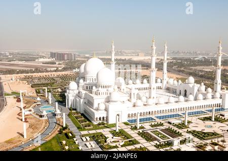 Janpe Foto aeree esclusive di Abu Dhabi e della Grande Moschea dello Sceicco ...